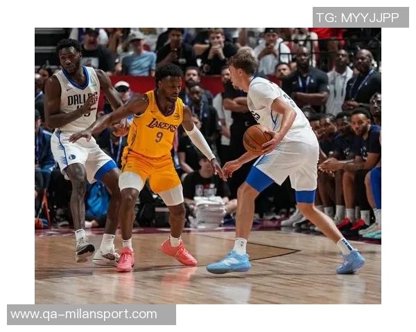 布朗尼被包夹失误库里反击背传希尔德意外失球引发争议